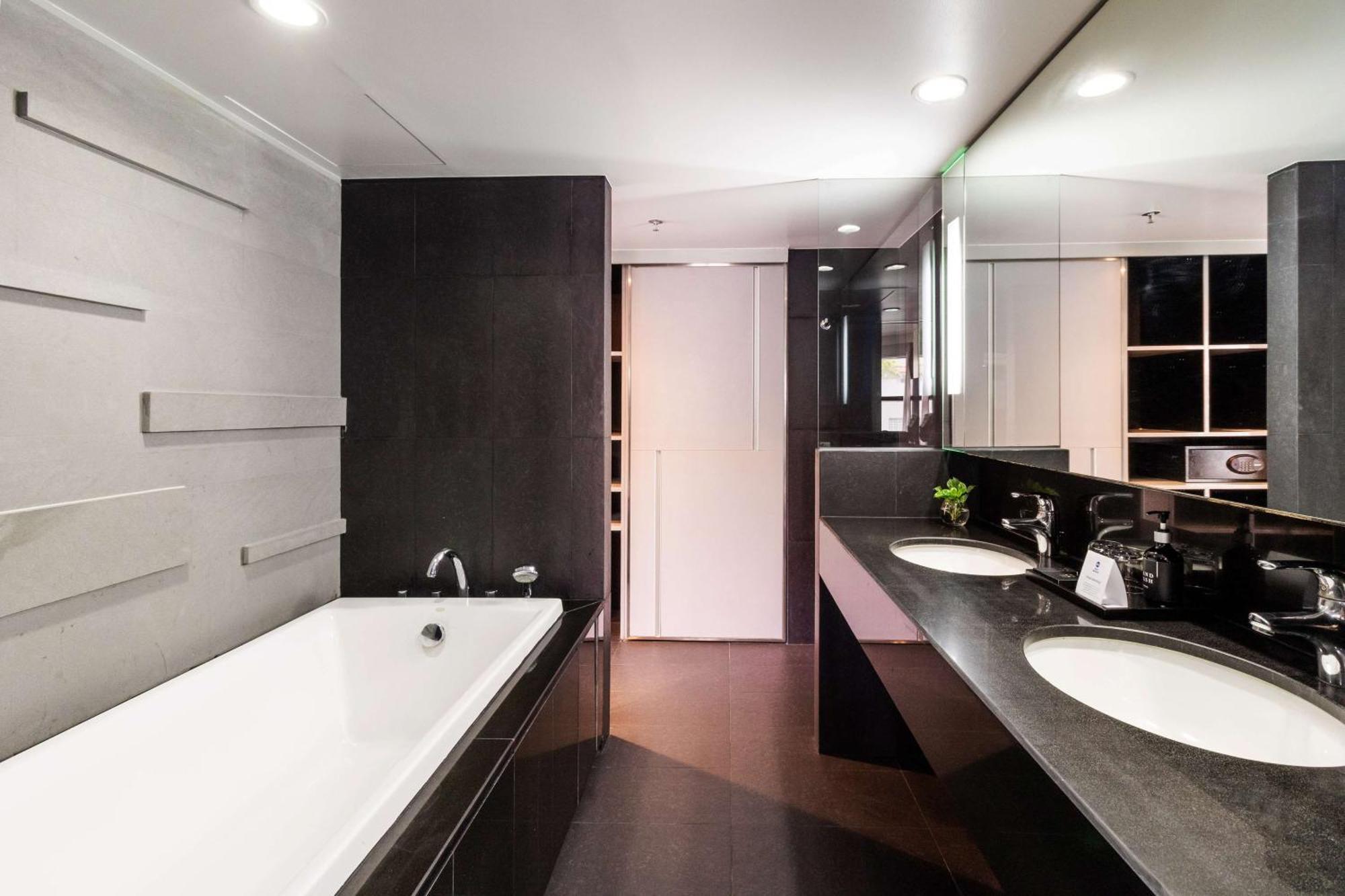 Best Western Sukhumvit 20 Бангкок Экстерьер фото